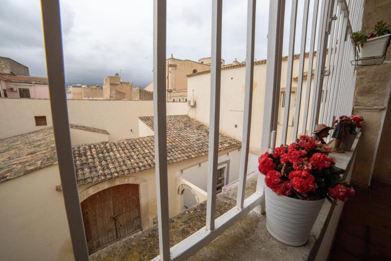 B&B Palazzo Loreto Avola Bagian luar foto